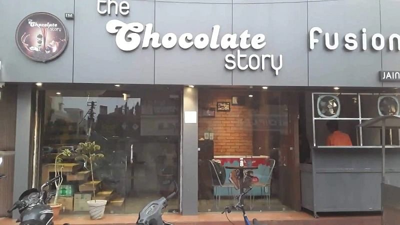 Free Vada Pav is available for showing the certificate of vaccination credityatra 1