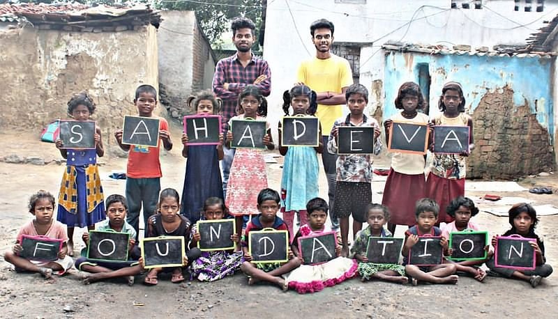 Meet 19-year-old Harsh Singh who is teaching 200 children of coal workers in Dhanbad and also giving food credityatra 4