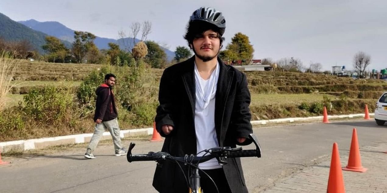 Lost both hands in the accident but today artist Akshit Rawat is leading a normal life with his dreams credityatra